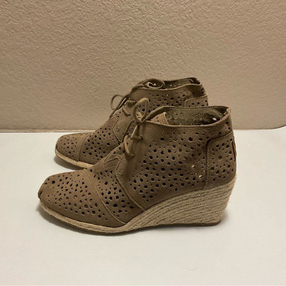 Toms Taupe Moroccan Cutout Desert Wedge